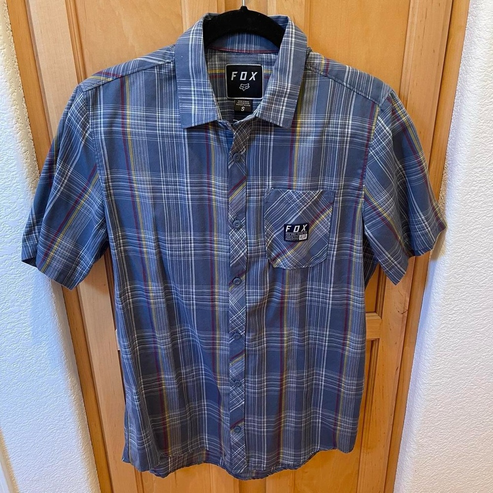 Men’s FOX Plaid Short Sleeve Button Up size small
